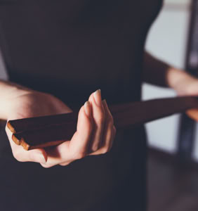 Dominatrice SM au t&eacute;l&eacute;phone &ndash; Ordres sadiques imm&eacute;diats